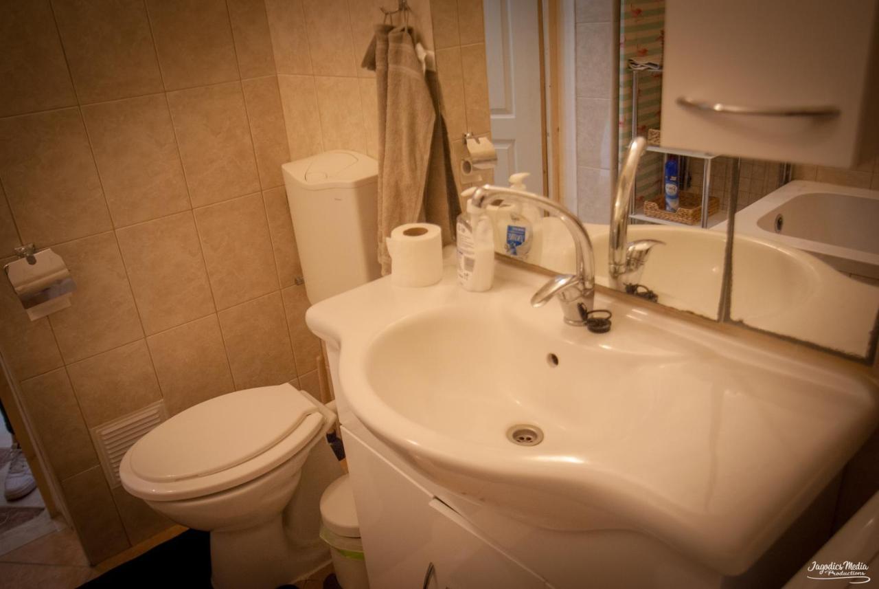 Lovely Central Apartment With Free Parking, Koezponthoz Koezeli 3 Szobas Lakas Gyor Luaran gambar