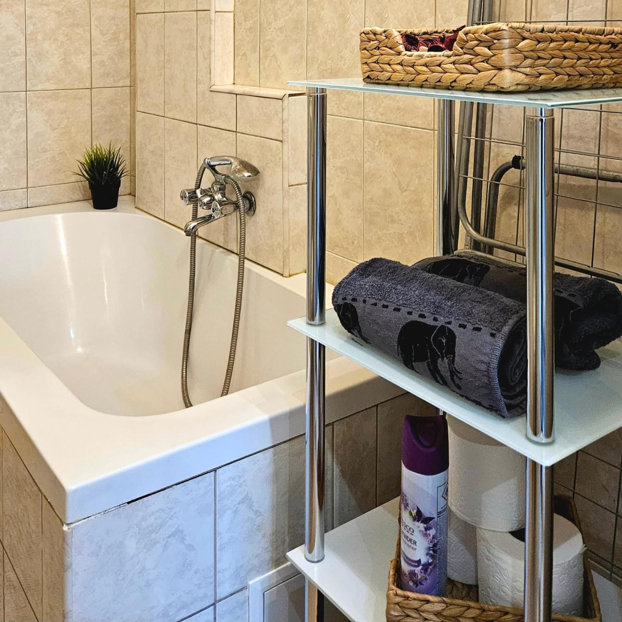 Lovely Central Apartment With Free Parking, Koezponthoz Koezeli 3 Szobas Lakas Gyor Luaran gambar