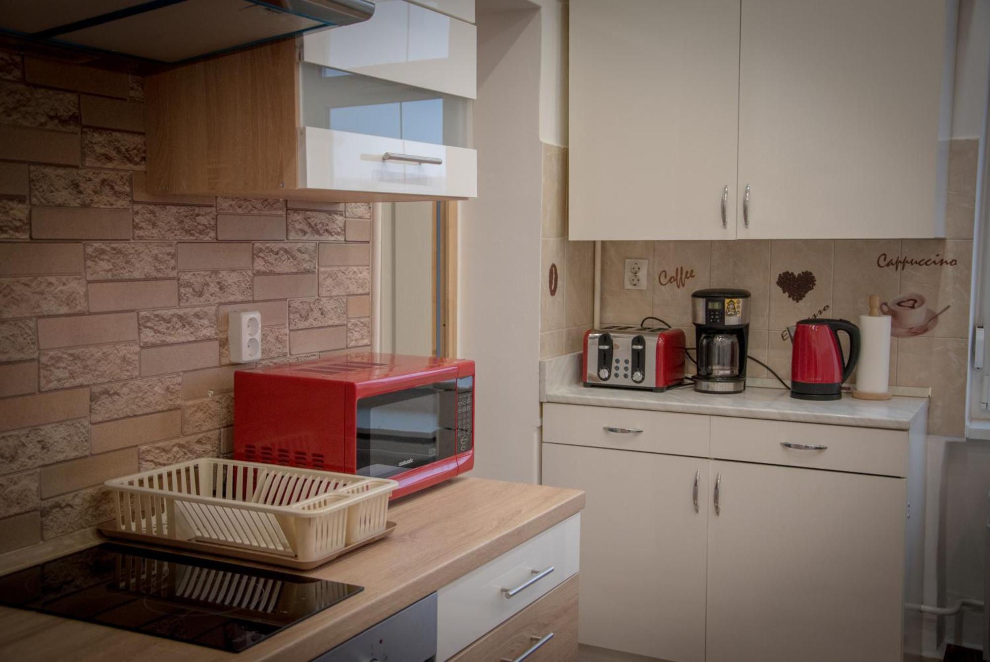 Lovely Central Apartment With Free Parking, Koezponthoz Koezeli 3 Szobas Lakas Gyor Luaran gambar
