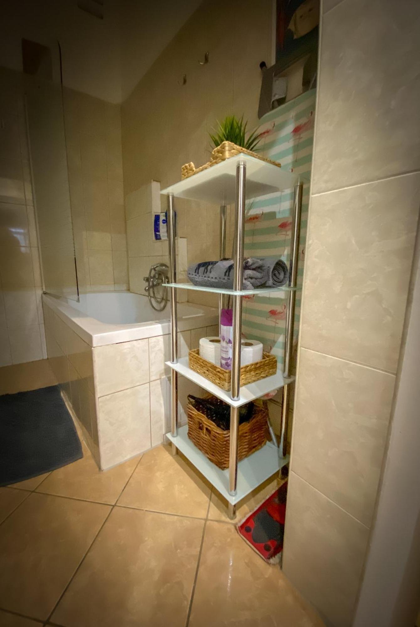 Lovely Central Apartment With Free Parking, Koezponthoz Koezeli 3 Szobas Lakas Gyor Luaran gambar